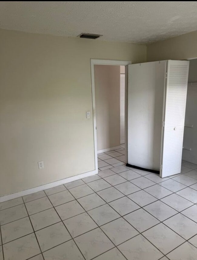 Building Photo - Private Bedroom w/ Private Bath in Spacious 1,100 Sq Ft Home – Prime Location