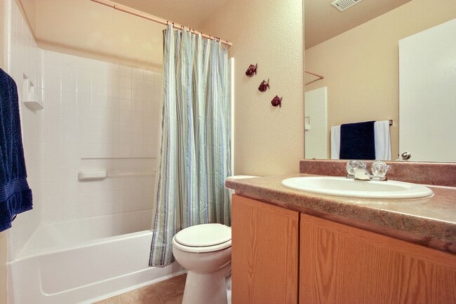 Building Photo - Beautiful 3 bedroom Townhome in Green Vall...