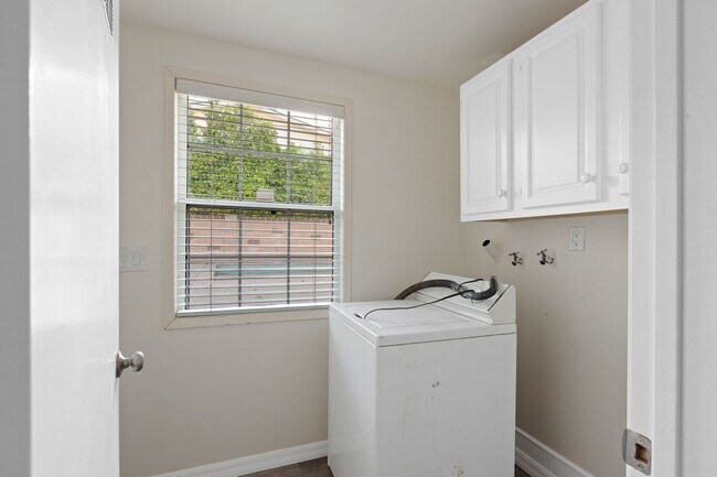 Building Photo - Gorgeous 4-Bedroom Pool Home South of the ...