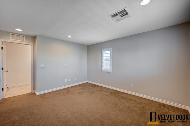 Building Photo - 853 Middle Valley St
