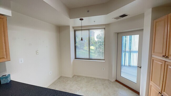 Building Photo - Sun-filled 2 Bed 2 Bath Condo With Sunroom...
