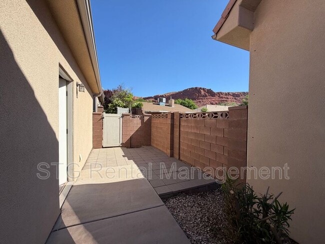 Building Photo - 449 W 500 N