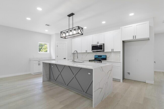 Building Photo - 611 Bridgeview Dr