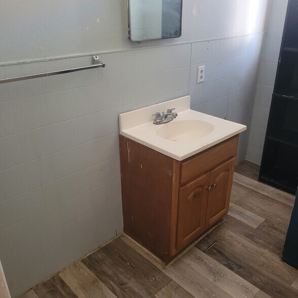 Another view of bathroom - 1612 S Hughes St