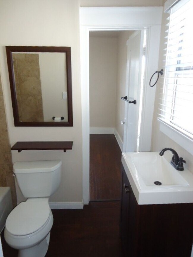 Building Photo - 2 bedroom 1 bathroom Craftsman Home locate...