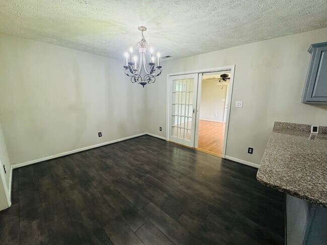 Building Photo - 4 bedroom 3 Bath Home