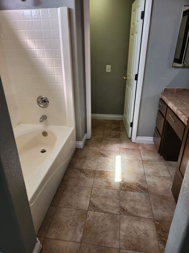 Building Photo - North Las Vegas Upgraded 4 Bedroom!