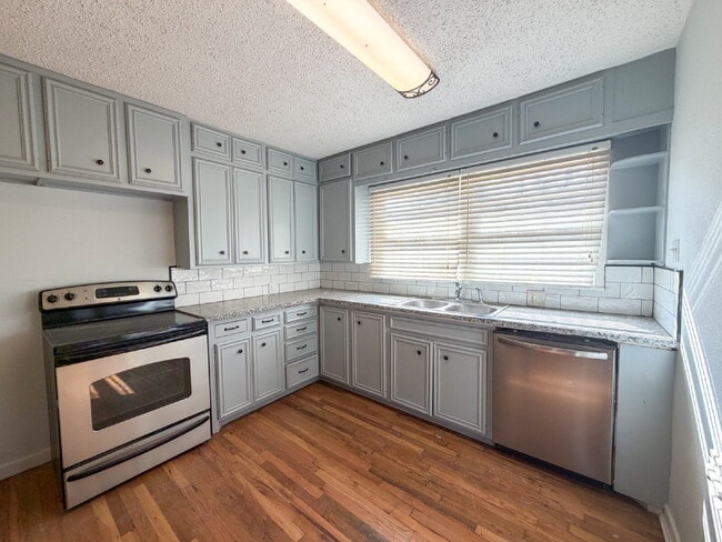 Building Photo - Maedgen Area | 2 Spacious Bedrooms | 1 Car Garage