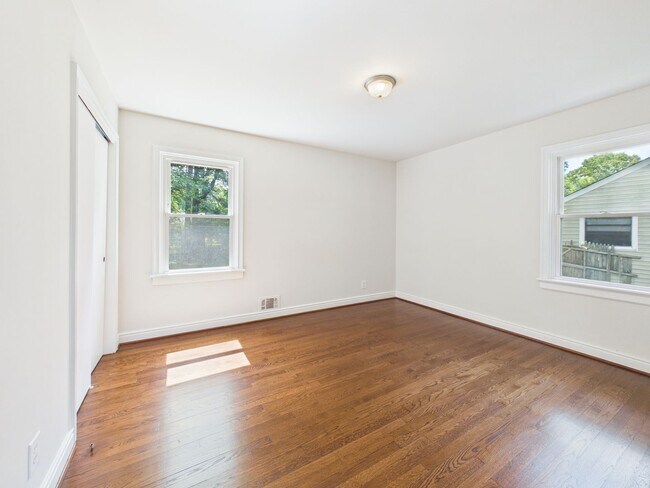 Building Photo - 955 Barlen Dr