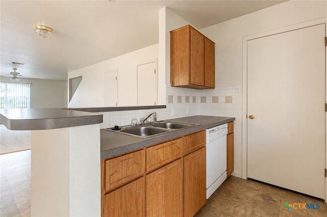 Building Photo - 102 E Robin Ln