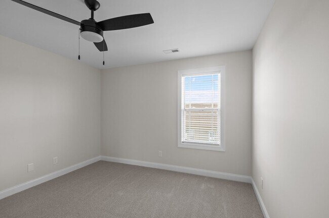 Building Photo - 4400 Laurel Rdg Dr