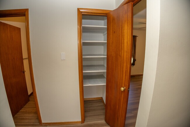Building Photo - 2401 Willow Dr