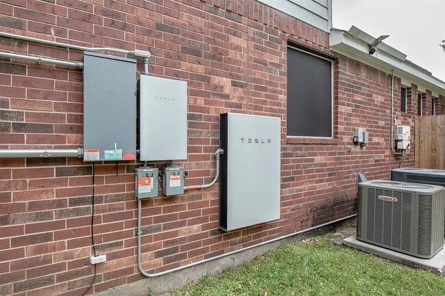 Building Photo - 601 Canyon Crest Dr