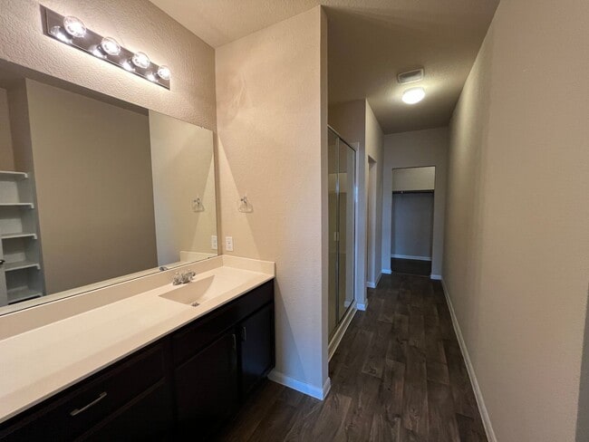Building Photo - Perfect 3/2.5 - Tall Ceilings and in Immac...