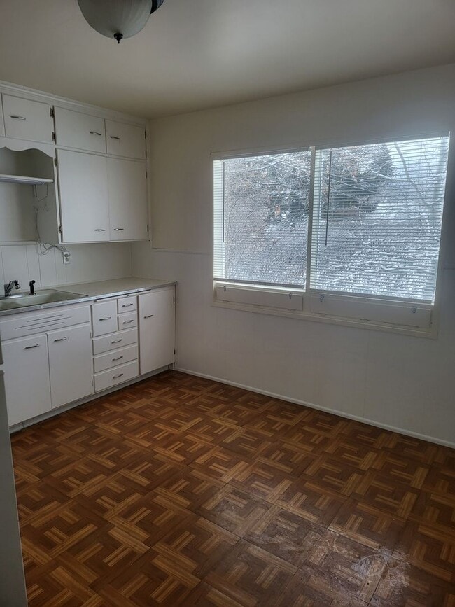 Building Photo - 610 S 13th Ave