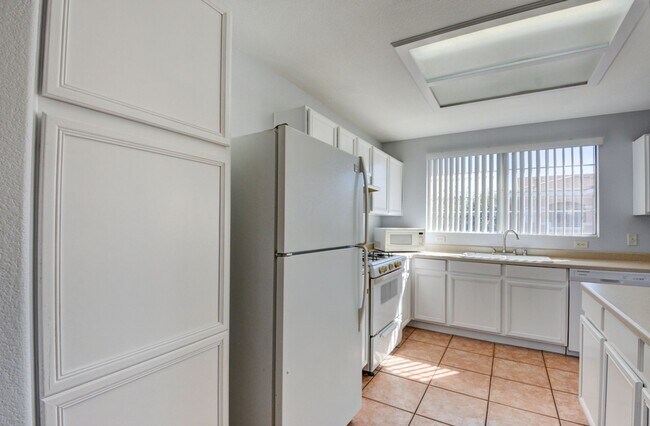 Building Photo - Beautiful / Spacious / Two Bedroom Condo /...