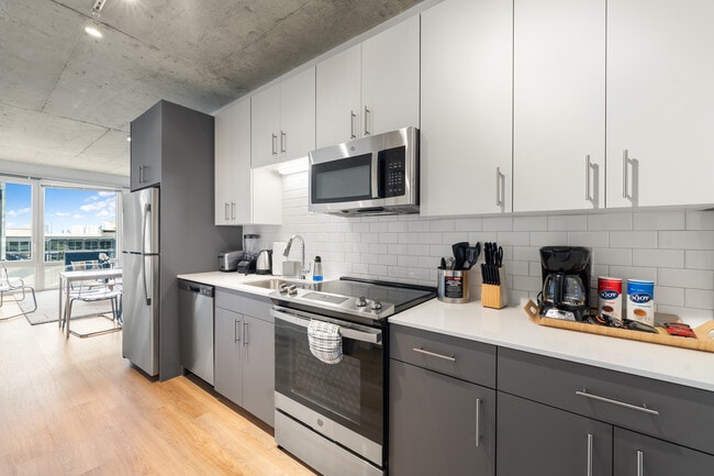 Building Photo - Central 4BR Apartment – Modern Living in Chicago