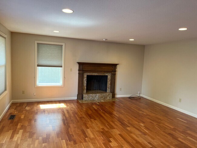 Building Photo - Great East Medford location with views of RoxyAnn