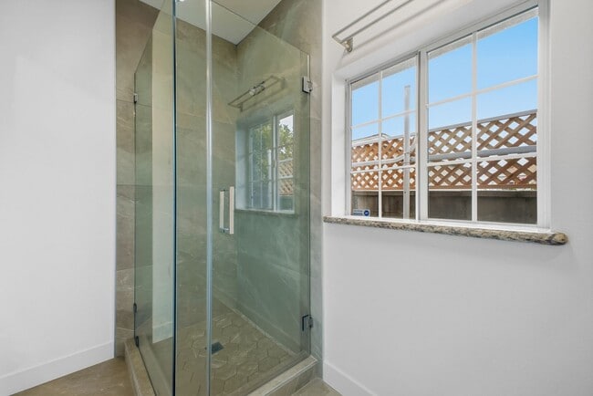 Building Photo - 2 Bedroom | 1 Bathroom | Private Back House