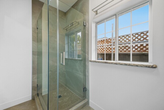 Building Photo - 570 W Montana St