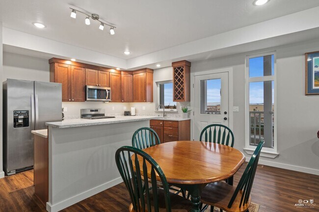 Building Photo - FURNISHED EXECUTIVE RENTAL