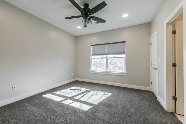 Building Photo - 2422 Hadley St