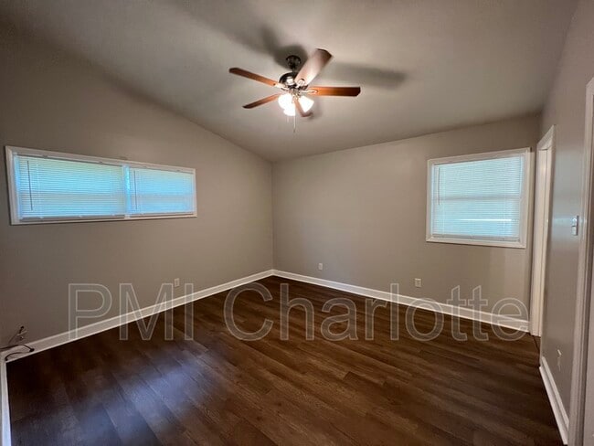 Building Photo - 1100 Vickery Dr