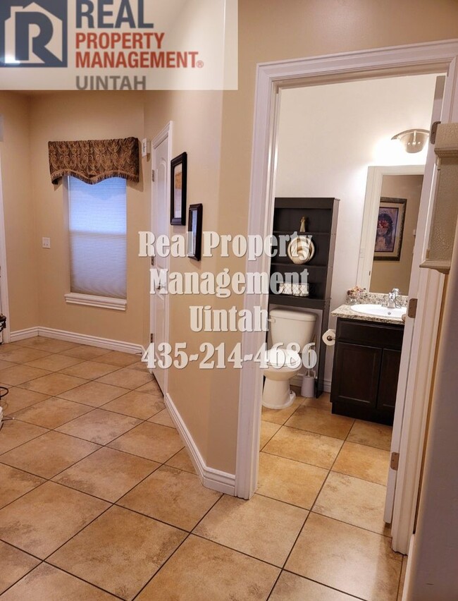 Building Photo - Beautiful 3 bed 2.5 bath Split Mountain Condo.