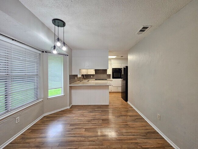 Building Photo - RENT REDUCTION & AVAILABLE FOR MOVE-IN!