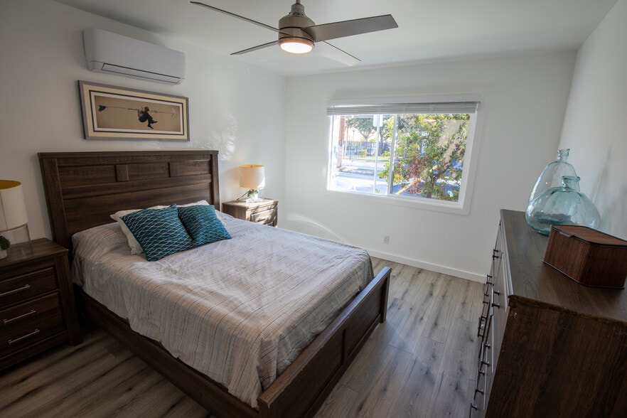 Queen bed & large window - 923 N Avenue 56