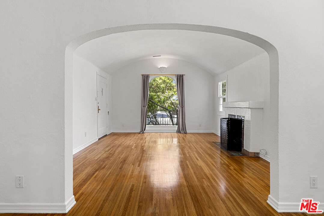 Building Photo - 515 N Kings Rd