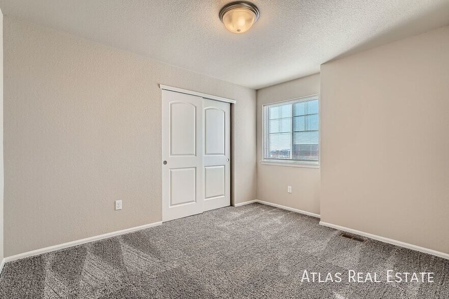 Building Photo - 710 Finch Dr