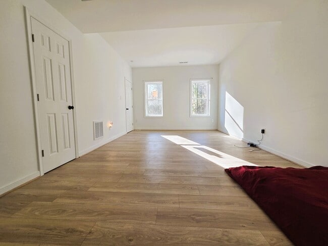 Building Photo - Large 3 story home located in Glenwood Park just minutes from downtown Richmond