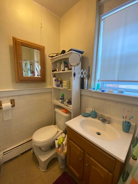 Building Photo - 16 Quint Ave