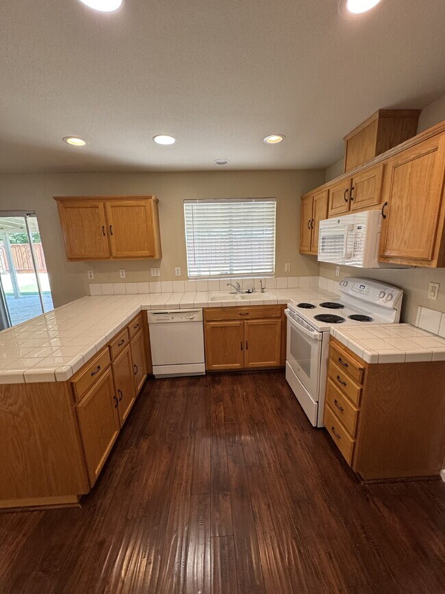 Building Photo - Beautiful 4-Bedroom Home with Spacious Backyard & Covered Patio