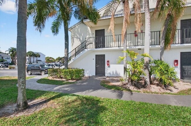 Building Photo - ONE BEDROOM ONE BATHROOM!! WATERFRONT COMMUNITY!