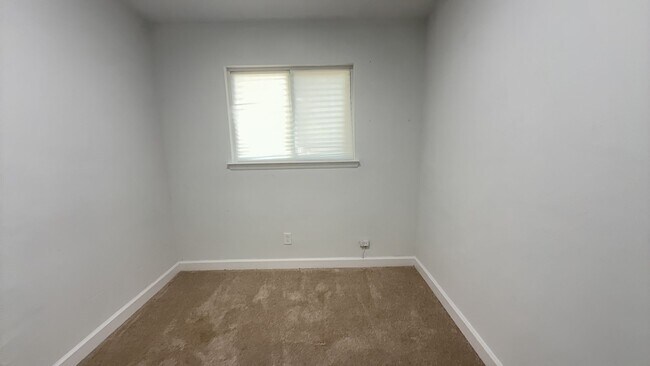 Building Photo - 212 Waverly Dr