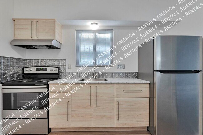 Building Photo - 749 E 6th St