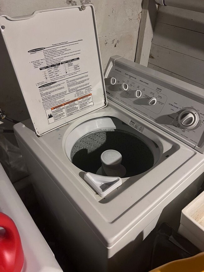 Building Photo - (STUDENT HOUSING) Stunning 5 bedroom, 1 Of...