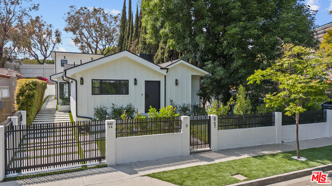 Primary Photo - 847 Huntley Dr