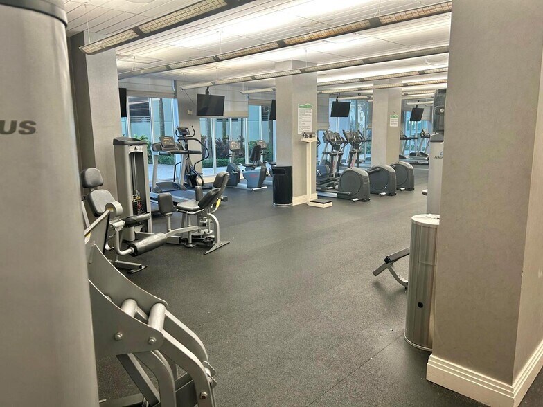 Building Photo - 3801 S Ocean Dr