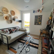 Building Photo - Spacious & Bright Furnished 2br/2ba in Pet...