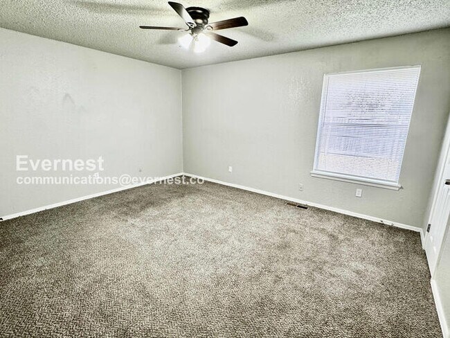 Building Photo - 3 Bed, 2 Bath Home with Garage / Pet-Friendly / Available Now!