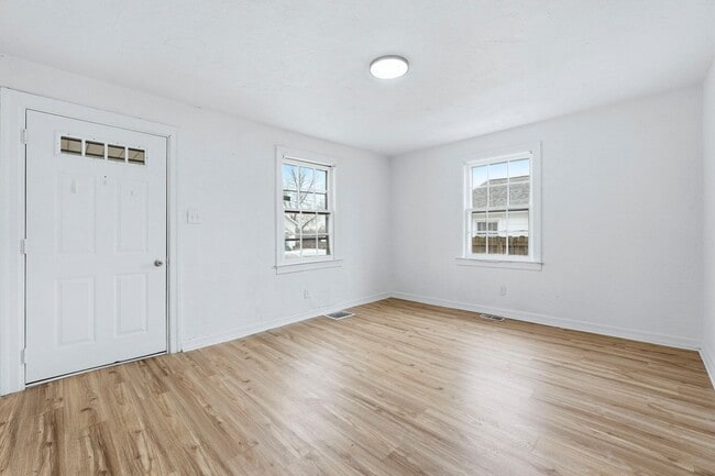 Building Photo - Spacious 4 Bedroom House with New Updates