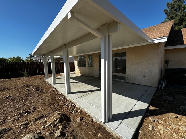 Building Photo - 3 Bedroom, 2 Bath Home, Located in Fontana