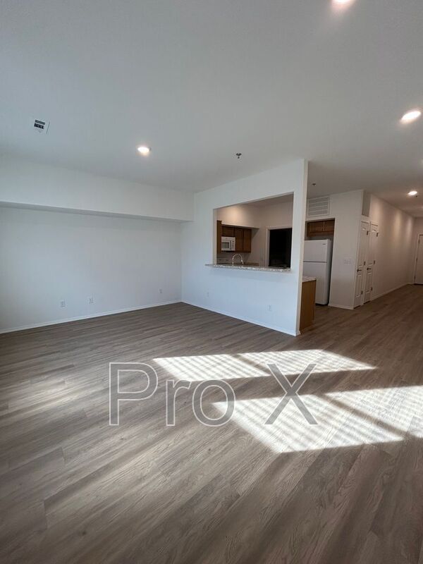 Building Photo - 2802 W Mockingbird Ln