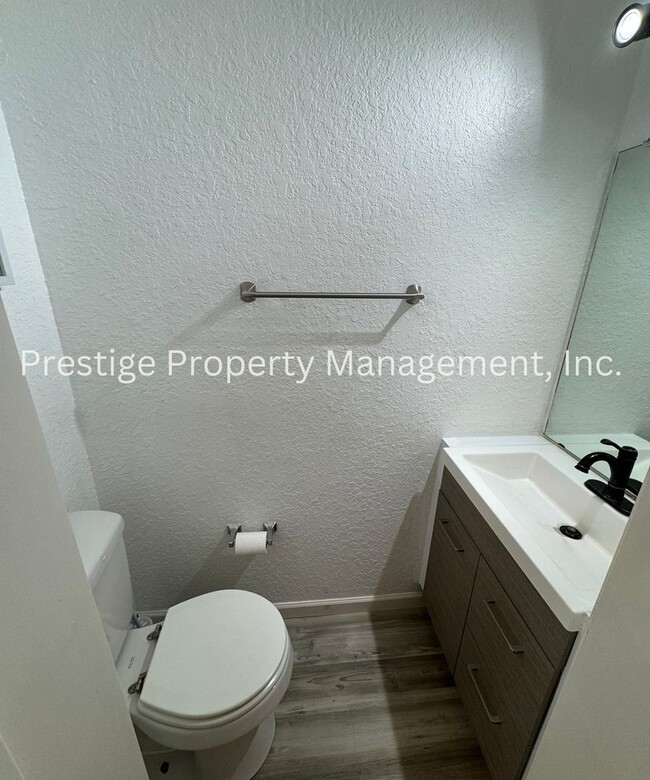Building Photo - 3/2.5 Beautiful 2 Story Townhome!
