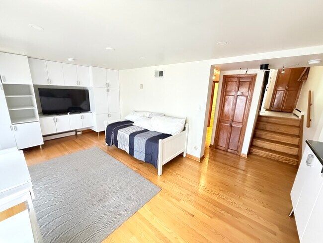 Building Photo - 5557 S Harper Ave
