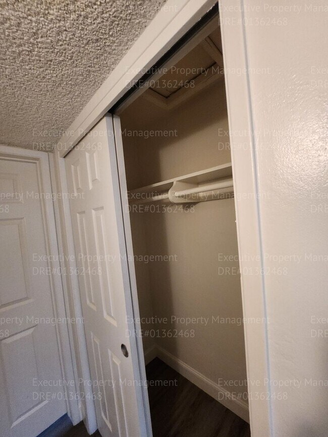 Building Photo - 3 bedroom/ 2 bathroom home located near th...