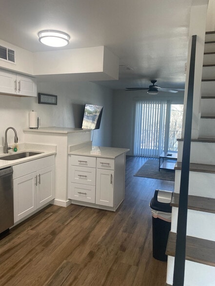 Building Photo - 798 S Cedar St